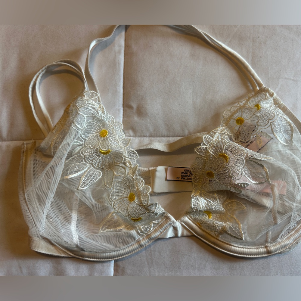 Victoria’s Secret Unlined Demi Floral Lace Bra in Cream